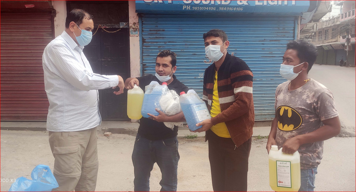 कांग्रेस युवा नेता खतिवडाले आफ्नै खर्चमा ओखलढुंगा पठाए स्वास्थ्य सामग्री