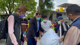 कांग्रेस नेता खतिवडाले गरे ओखलढुंगामा स्वास्थ्य सामग्री सहयोग