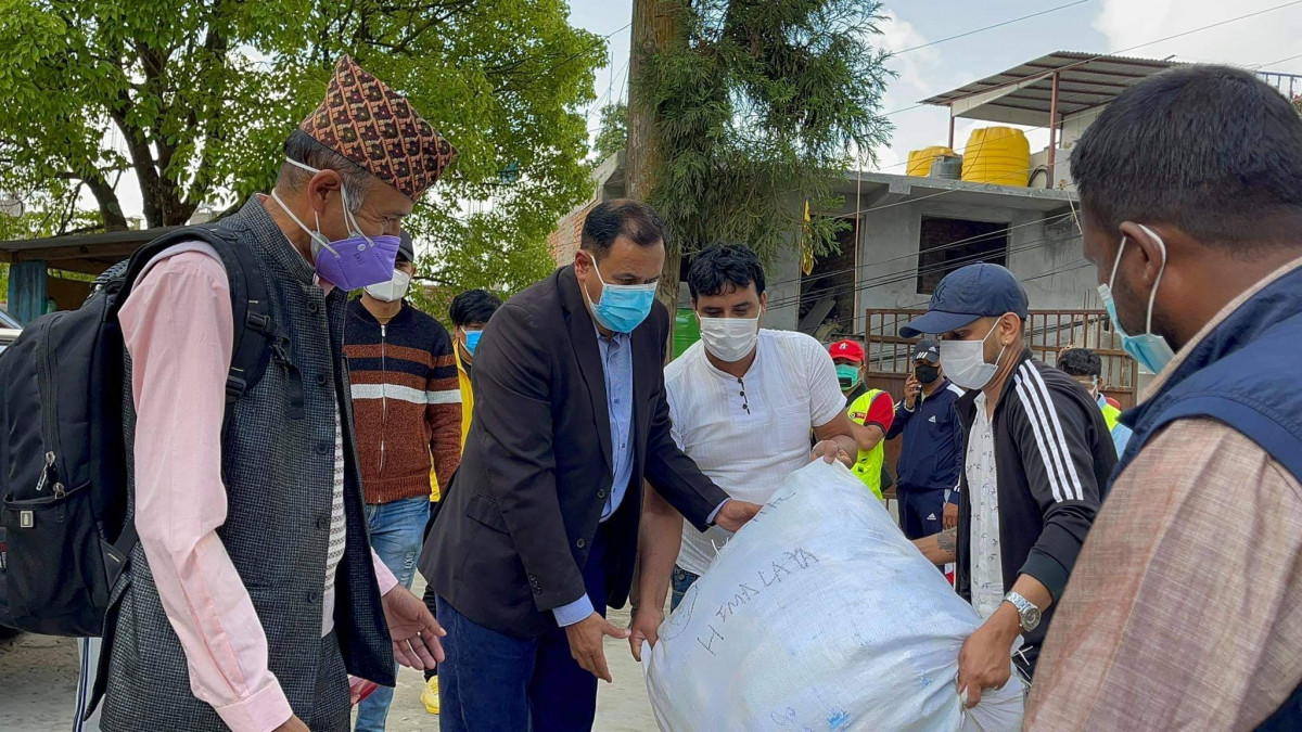 कांग्रेस नेता खतिवडाले गरे ओखलढुंगामा स्वास्थ्य सामग्री सहयोग