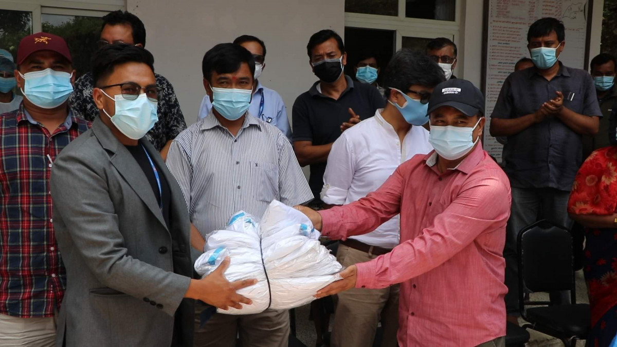 कांग्रेस नेता राणा, महर्जन र घिमिरेको पहलमा स्वास्थ्य सामग्री हस्तान्तरण