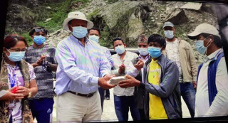 कांग्रेस नेता मोहन बस्नेतले गरे एकै बिरामीलाई ४ लाख बढीको सहयोग हस्तान्तरण