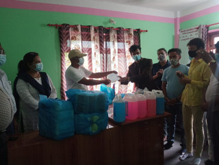 सिन्धुली कांग्रेसका दुई सम्पर्क समितिले गोलञ्जर गाउँपालिकामा बाँडे स्वास्थ्य सामग्री