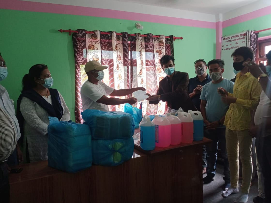 सिन्धुली कांग्रेसका दुई सम्पर्क समितिले गोलञ्जर गाउँपालिकामा बाँडे स्वास्थ्य सामग्री