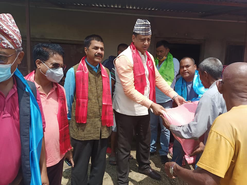 कांग्रेस बागमती प्रदेशका नेता बानियाँले तीन सय विपन्न परिवारलाई हस्तान्तरण गरे राहत