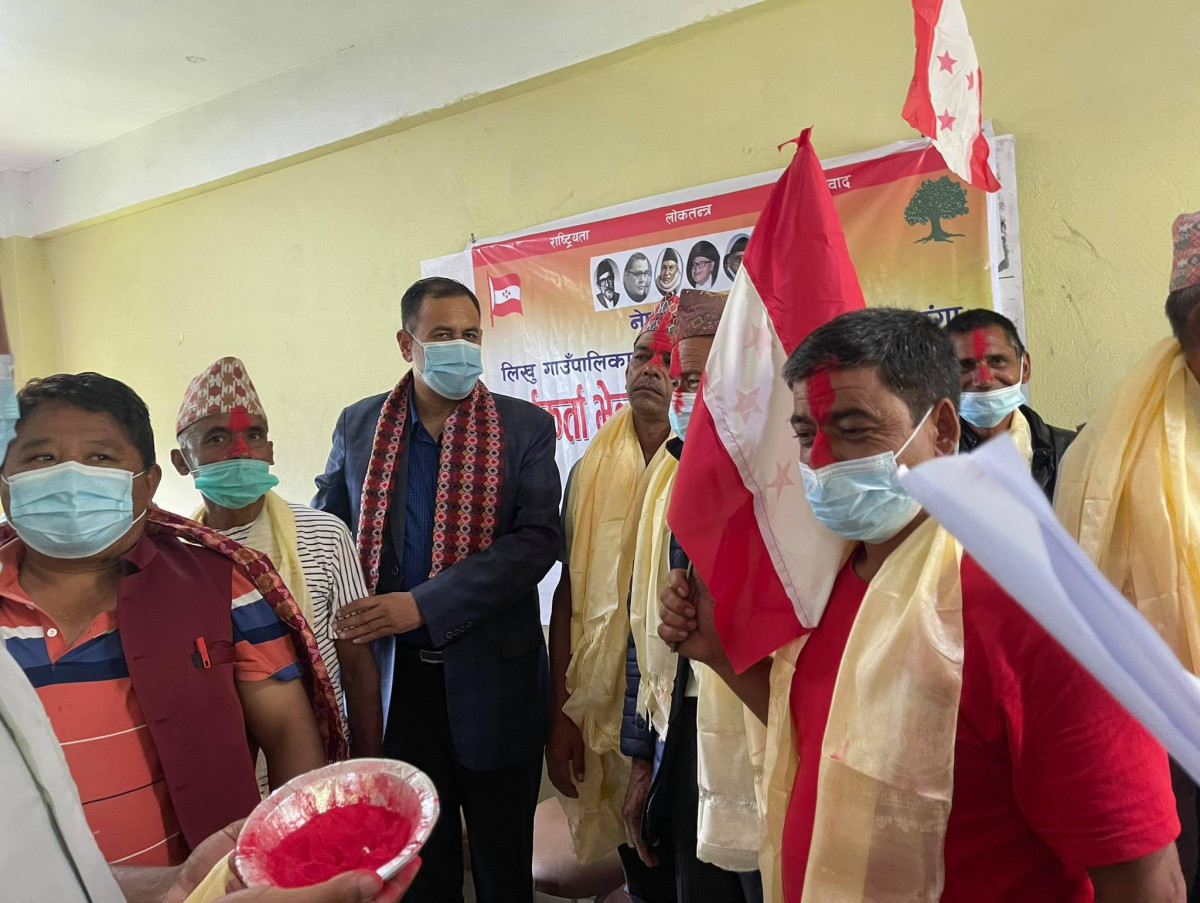 कम्युनिस्ट परित्याग गरी २२ जना पार्टी प्रवेश, कांग्रेस नेता खतिवडाले गरे भव्य स्वागत