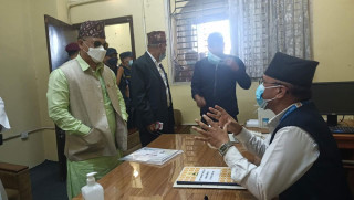 दौरासुरुवाल र टोपी लगाएर जेलमा बस्ने रेशम चौधरीको छुट्टै ठाँट