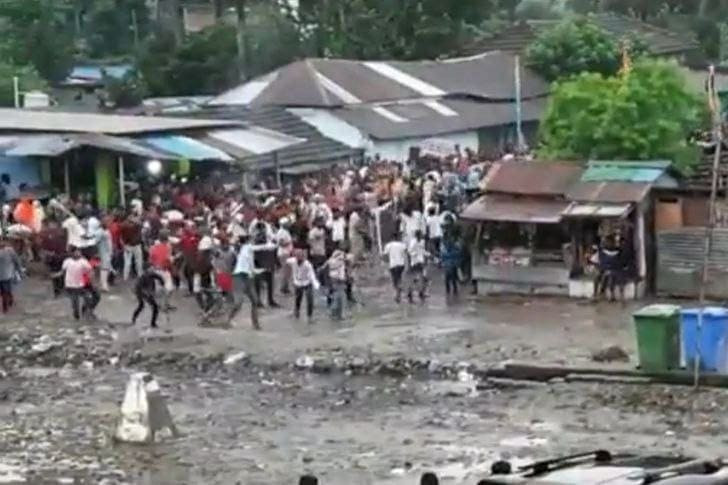 भारत छिर्न खोज्दा स्थानीय मुस्लिम र भारतीय प्रहरीबीच झडप