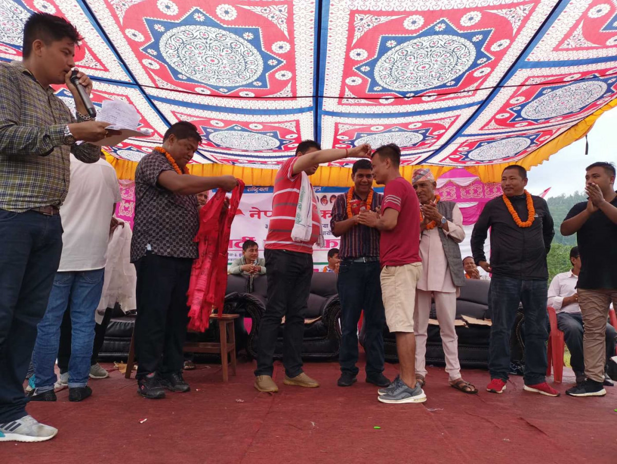 एमाले र माओवादीका नेताकार्यकर्ता कांग्रेसमा प्रवेश, ४८७ जनालाई नेता ईन्द्र बानियाँले गरे स्वागत !