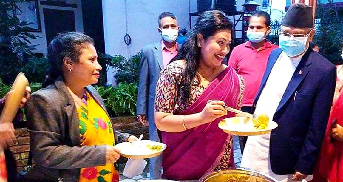 शान्ता चौधरीका ‘बा’ केपी ओलीले खुवाए तीजको दर !