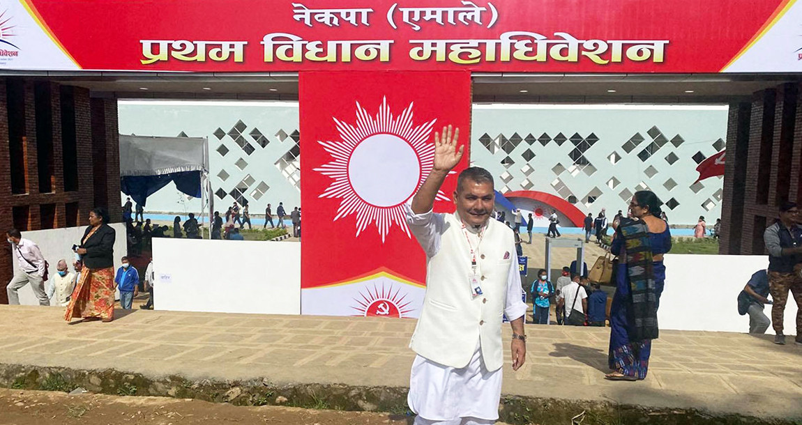 ओलीका नाती दुर्गा प्रसाईँले छाडे एमाले 
