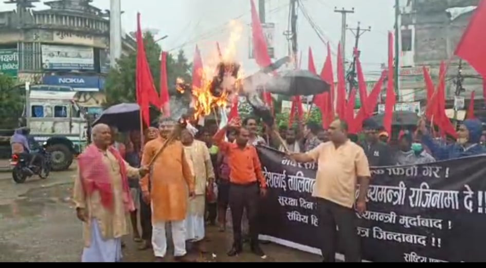 बारामा मुख्यमन्त्री राउत र पाकिस्तानी प्रधानमन्त्री खानको पुत्ला दहन