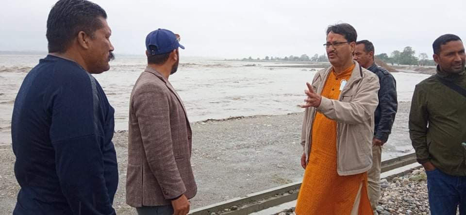 जनताका नेता एनपी साउँद पुगे पीडितको घरदैलोमा, महाकाली नदी किनारको निरीक्षण