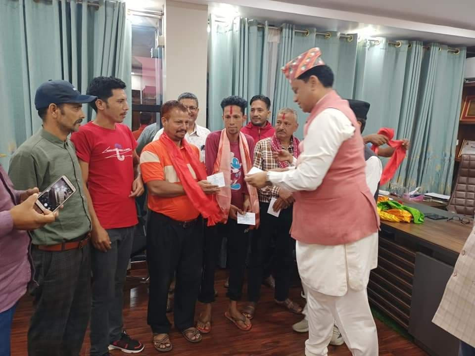 वडाध्यक्षसहित ६ जना अग्रज एमाले परित्याग गरी कांग्रेसमा प्रवेश