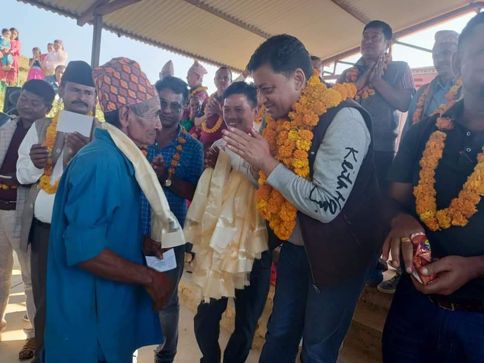 नेता ईन्द्र बानियाँको लोकप्रियता झन् बढ्दै, ९५ जना कांग्रेसमा प्रवेश
