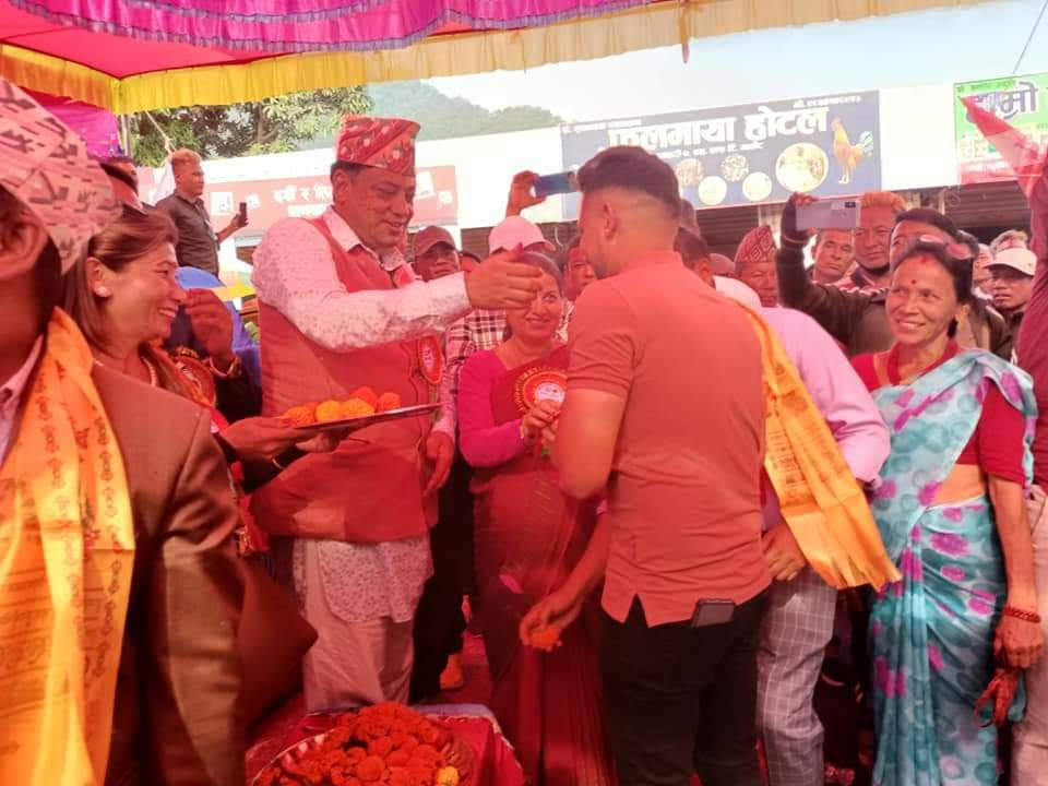 कांग्रेस नेता ईन्द्र बानियाँले देखाए शक्ति : एकैदिन ८६८ जना पार्टीमा प्रवेश