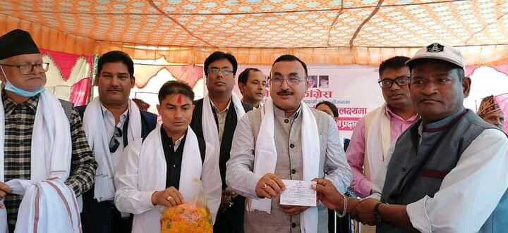 एमाले–माओवादी छाडेर १०० नेता–कार्यकर्ता कांग्रेसमा प्रवेश