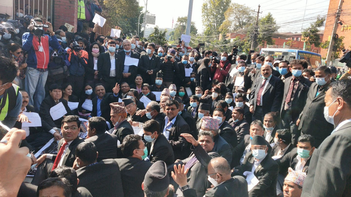 सर्वाेच्च अदालतमा भिडन्तको स्थिति !