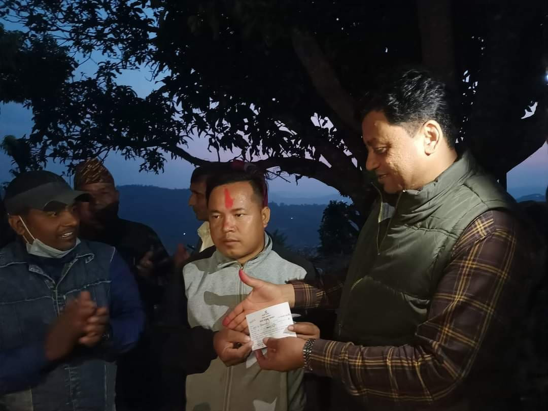 एमाले देखेर वाक्क यी जिल्लास्तरीय नेताको विद्रोह, ईन्द्र बानियाँसामु १३० जना कांग्रेसमा प्रवेश