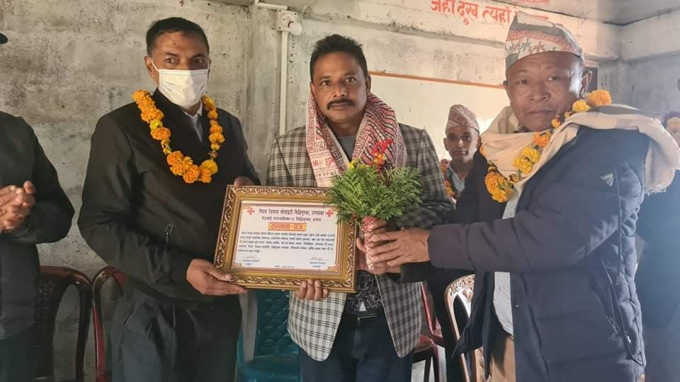 कांग्रेस युवा नेता डम्बर खड्कालाई रेडक्रसको नागरिक सम्मान