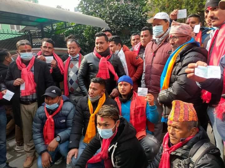 राप्रपा र एमालेका नेताहरु कांग्रेसमा प्रवेश, बस्नेतले गरे भब्य स्वागत