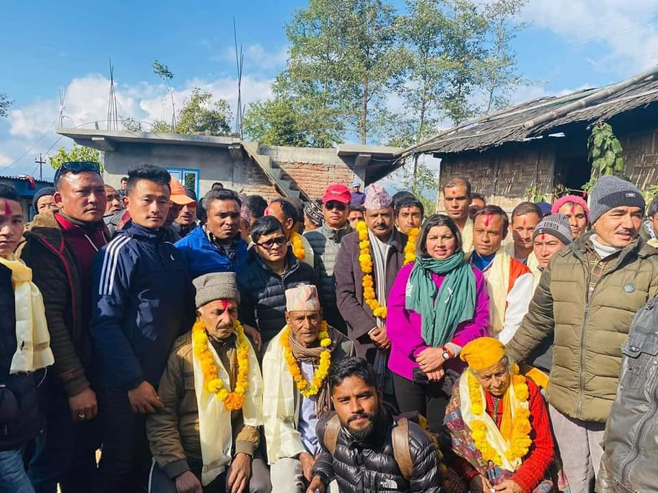कम्युनिस्टको लालकिल्ला भनेर चिनिने इलाममा कांग्रेस प्रवेश गर्नेको लर्को, डम्बर खड्काले गरे भब्य स्वागत