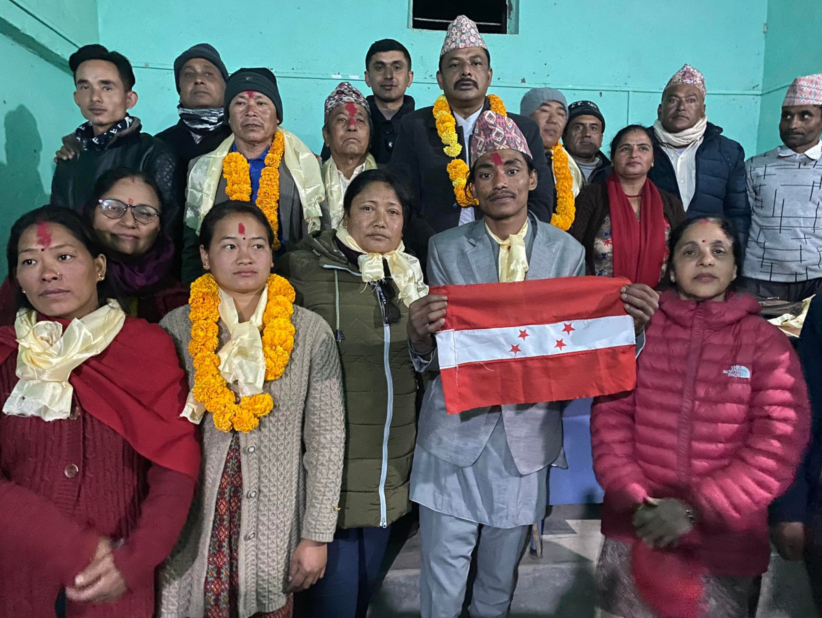 एमाले र समाजबादीका शक्तिशाली नेता तथा कार्यकर्ता कांग्रेसमा प्रवेश, डम्बर खड्काले गरे भब्य स्वागत