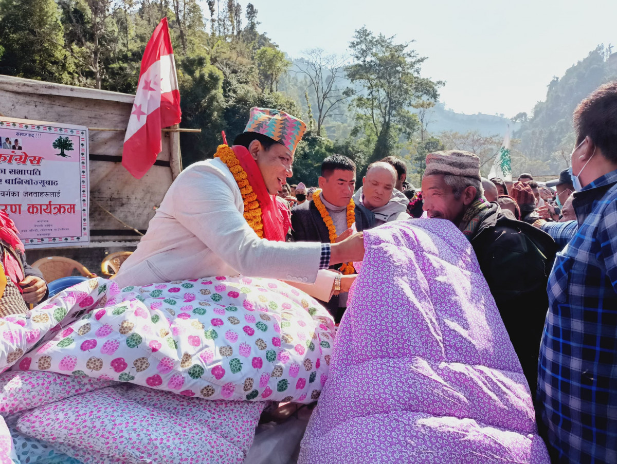 कांग्रेस बाग्मती सभापति बानियाँले मकवानपुरका सात सय विपन्न परिवारलाई बाँडे न्यानो कपडा