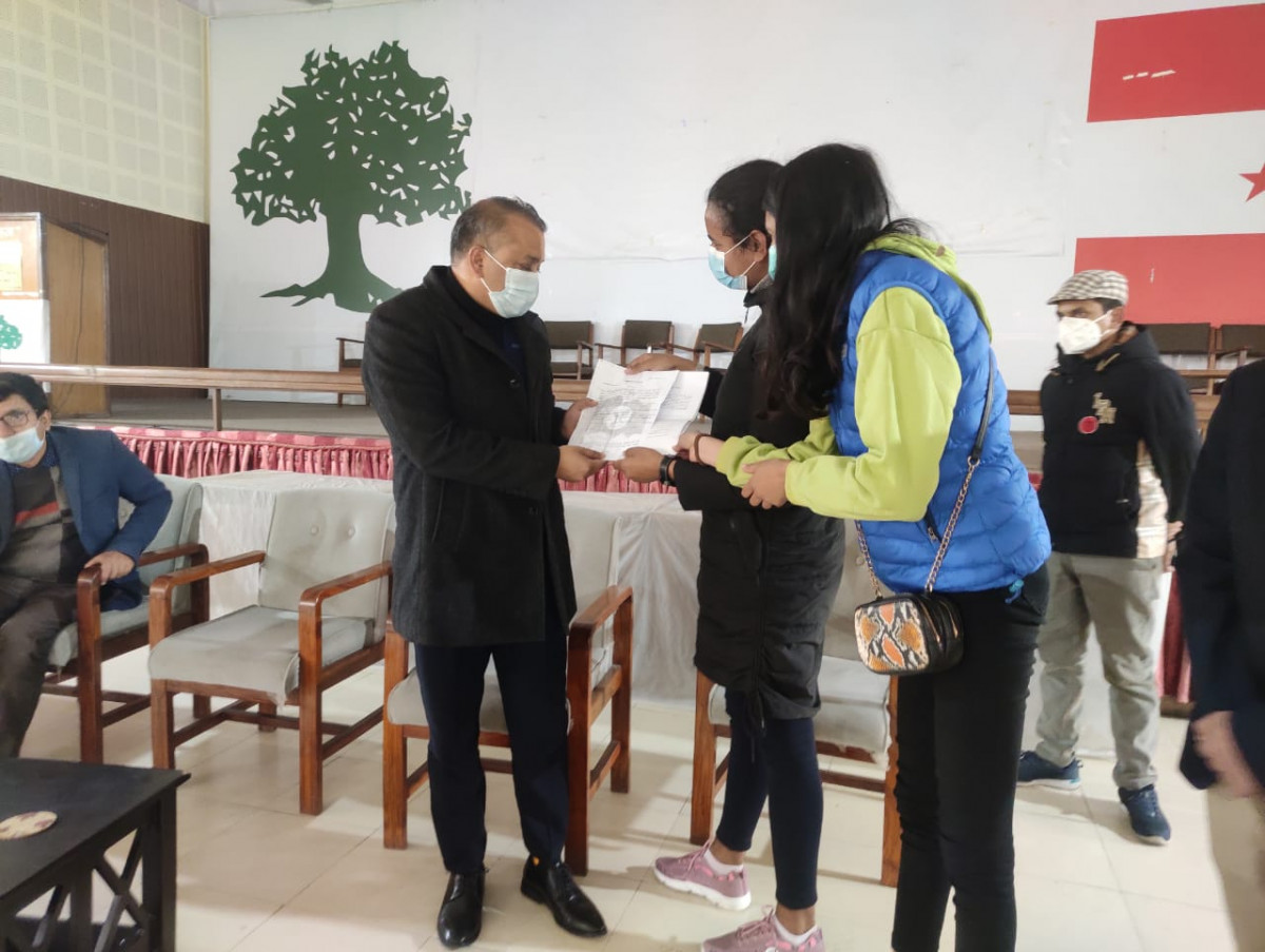 नेविसंघको अधिवेशन चाँडो गराउन भन्दै कांग्रेस महामन्त्री थापालाई ज्ञापनपत्र