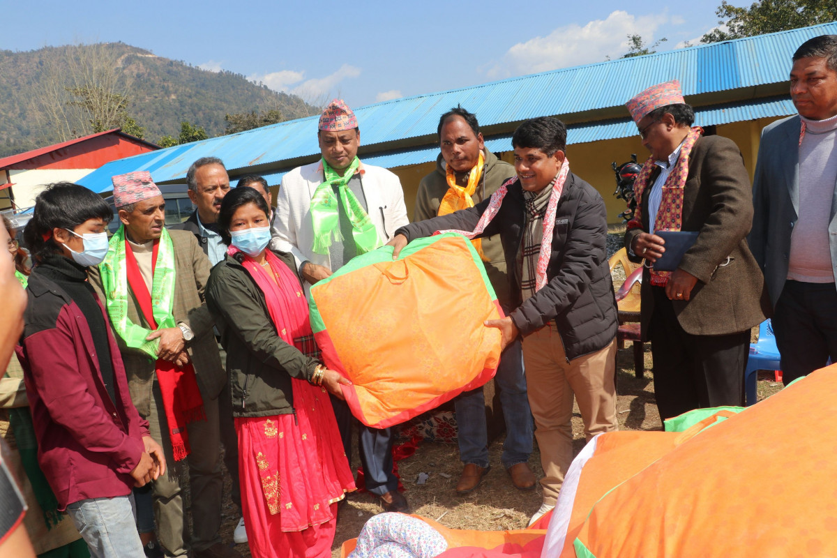 कांग्रेस बाग्मती सभापति बानियाँले बाँडे राक्सीराङ र मनहरीका ६ सय १० विपन्न परिवारलाई न्यानो कपडा