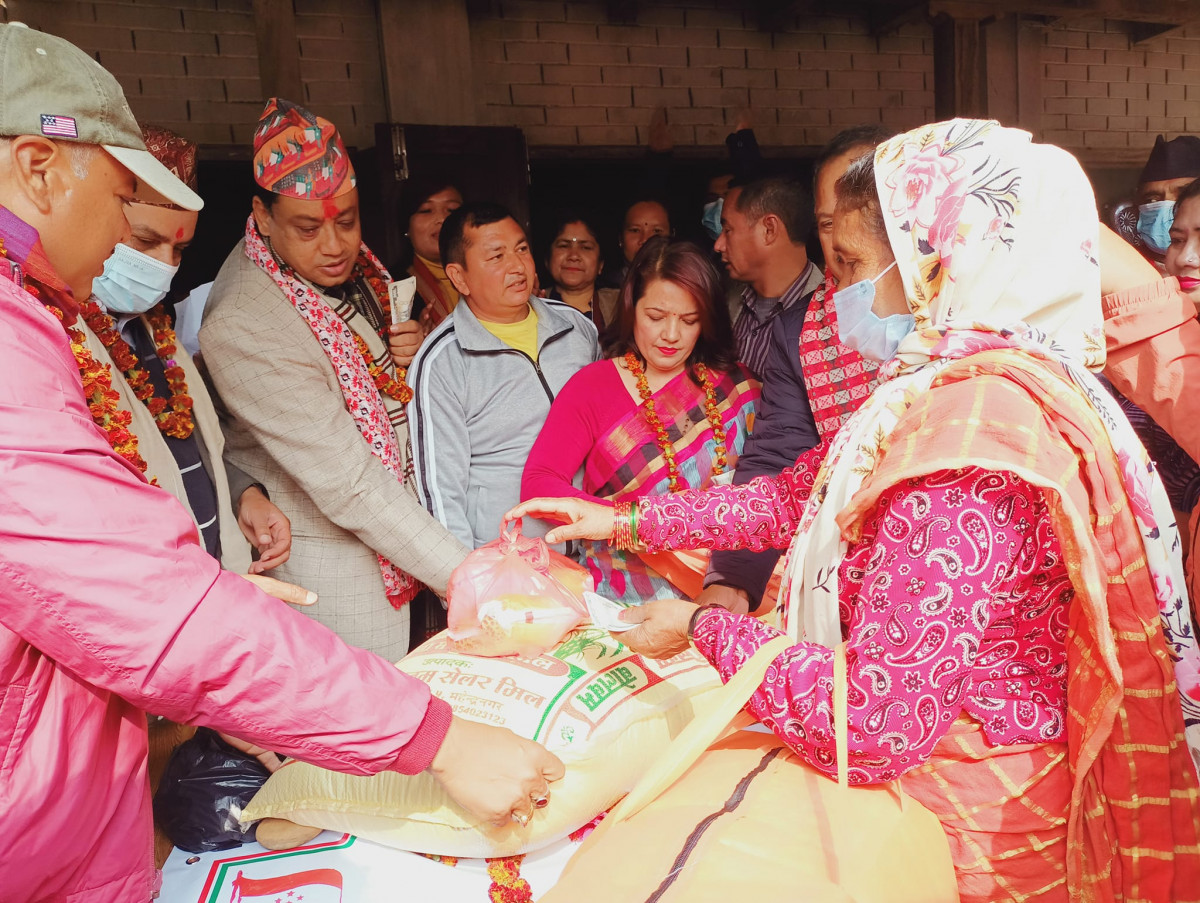 सिन्धुलीका जंगली हात्तीपीडितलाई कांग्रेस बाग्मती सभापति बानियाँले बाँडे राहत