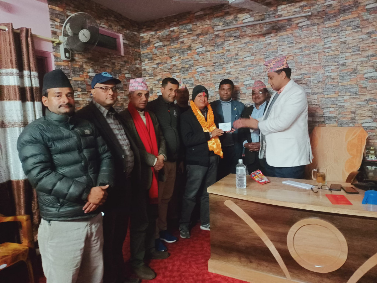 कानुन ब्यबसायी भट्ट कांग्रेस प्रवेश, नेता बानियाँले दिए पार्टी सदस्यता