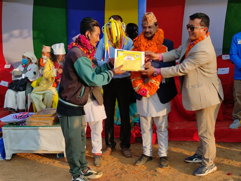 पवित्राहाङ्मा महिला फुटबल विजेतालाई डम्बर खड्काले दिए  एक लाख ११ हजार