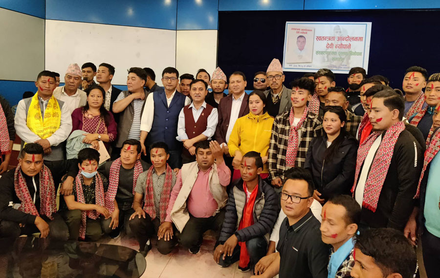 दोलखामा कम्युनिस्ट नेता कार्यकर्ता कांग्रेस प्रवेश गर्नेको लर्को, महामन्त्री शर्माले गरे भब्य स्वागत