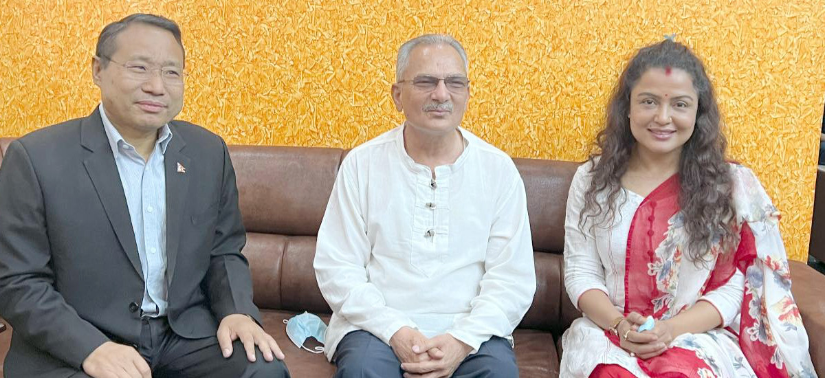 चुनाव लाग्यो नेतालाई, एकअर्काका विरोधी एयरपोर्टमा जम्काभेट