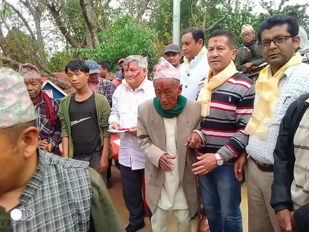 एमालेको लालकिल्ला मानिने धनकुटामा  ८५ वर्षीय रंगलालसहितका युवाहरु कांग्रेसमा प्रवेश