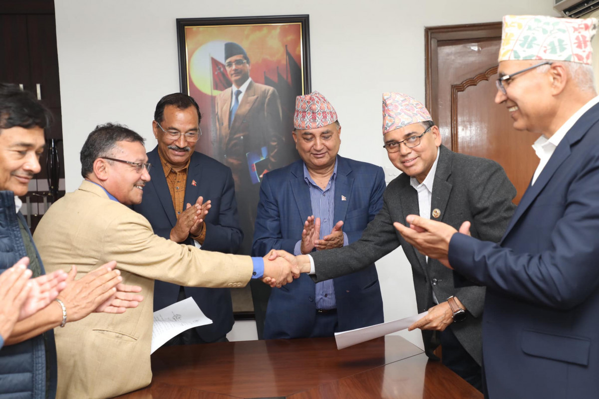 आफूलाई सय क्विन्टलको ढक भनेर फुइँ हाँक्ने ओली चुनावमा बढारिने डरले स–साना दलसँग गठबन्धन