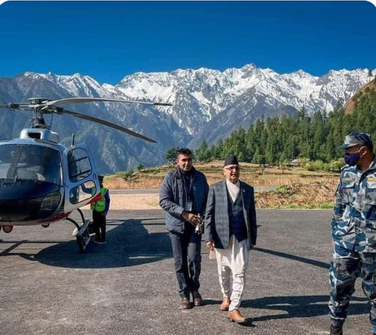 गाउँपालिका भवन उदघाटन गर्न हेलिकोप्टरबाट जाँदै ओली, कांग्रेसको बहिष्कार