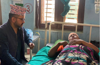चुनाव हारेपछि बौलाए एमाले कार्यकर्ता, रुखमा भोट हालेको भन्दै कांग्रेस नेता माथि निर्घात कुटपिट 