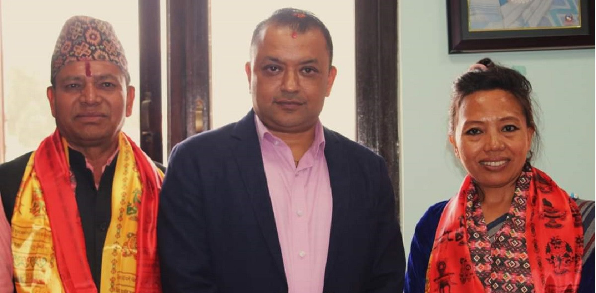 गगनले देखाए उच्च राजनीतिक संस्कार, आफ्नो निर्वाचन क्षेत्रको नगरपालिकामा जितेका एमाले जनप्रतिनिधिलाई कार्यकक्षमै पुगेर दिए बधाई 