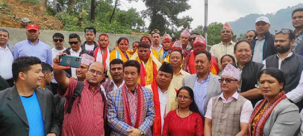 कांग्रेसलाई धोका दिएर एमालेसँग मिल्न गएको माओवादी सिन्धुपाल्चोकमा जिल्लाराम, श्रेष्ठले देखाए तागत