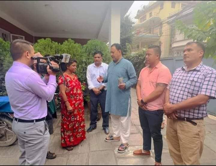 सडकमा मकै पोल्दै गर्दा काठमाडौं महानगरले खेदेका निमुखा आचार्यलाई कांग्रेस नेता बस्नेतको ५१ हजार सहयोग