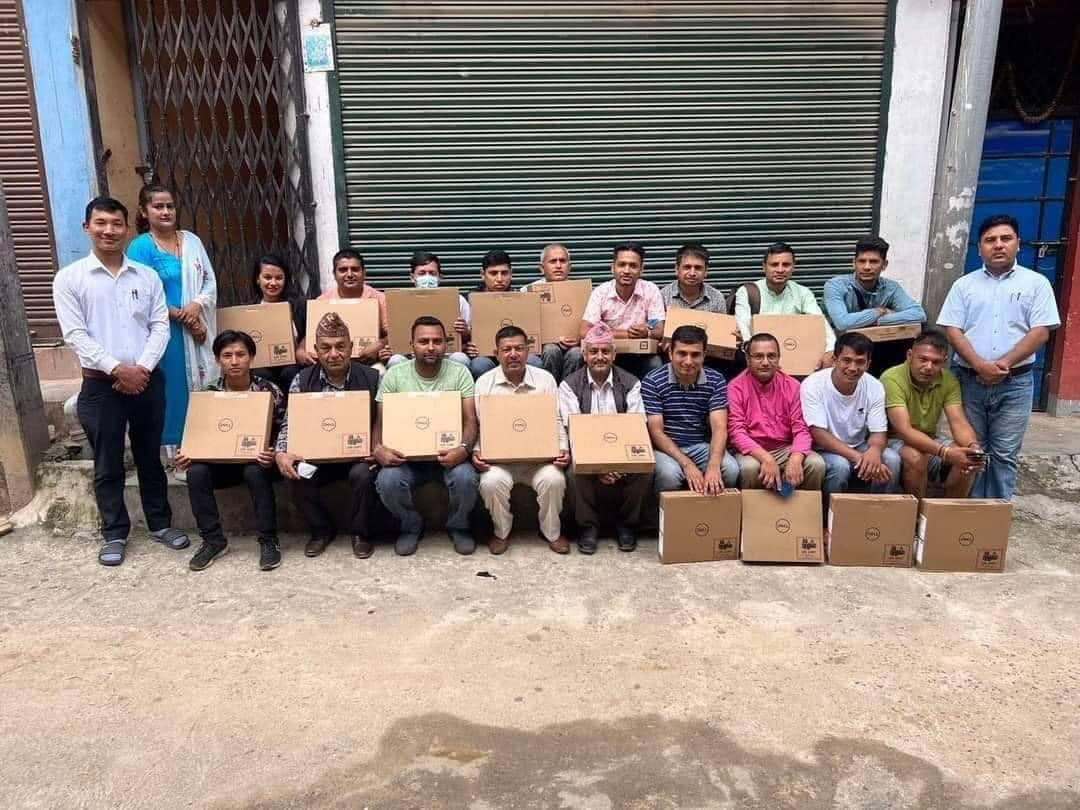 बागमतीका मुख्यमन्त्री ढुकुटी सिध्याउँदै, २७ पत्रकारलाई बाँडे ल्यापटप