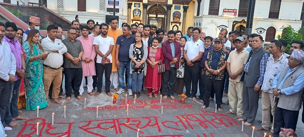 कांग्रेस नेता  गिरिको स्वास्थ्य लाभको कामना गर्दै पशुपतिमा दीप प्रज्वलन