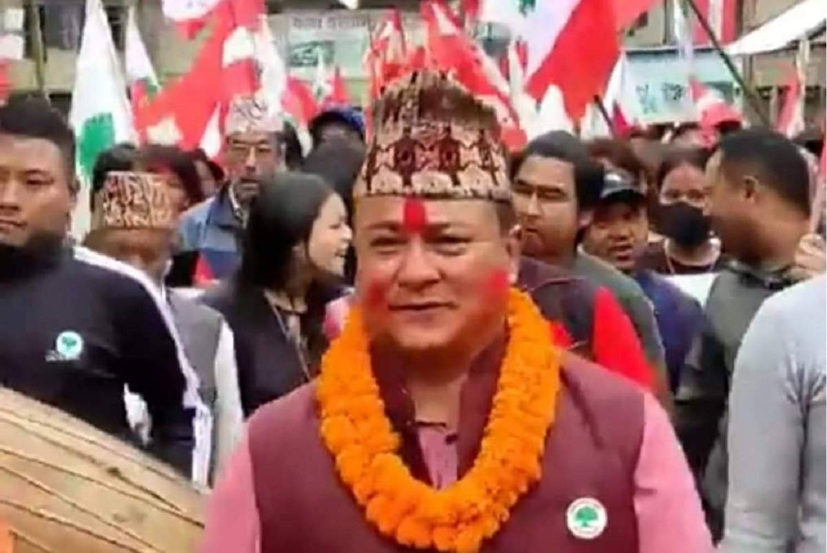 जनगुनासो सम्बोधन गर्न टोल–टोलमा पुग्दै सांसद् महर्जन 