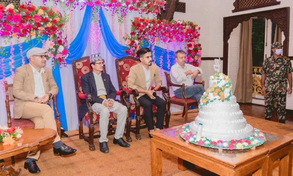 माधवका मन्त्री कोही सेक्युरिटी गार्ड थुनाउने, कोही ‘हीरा लुटेरा’ बर्थ डेमा केक काट्न जाने