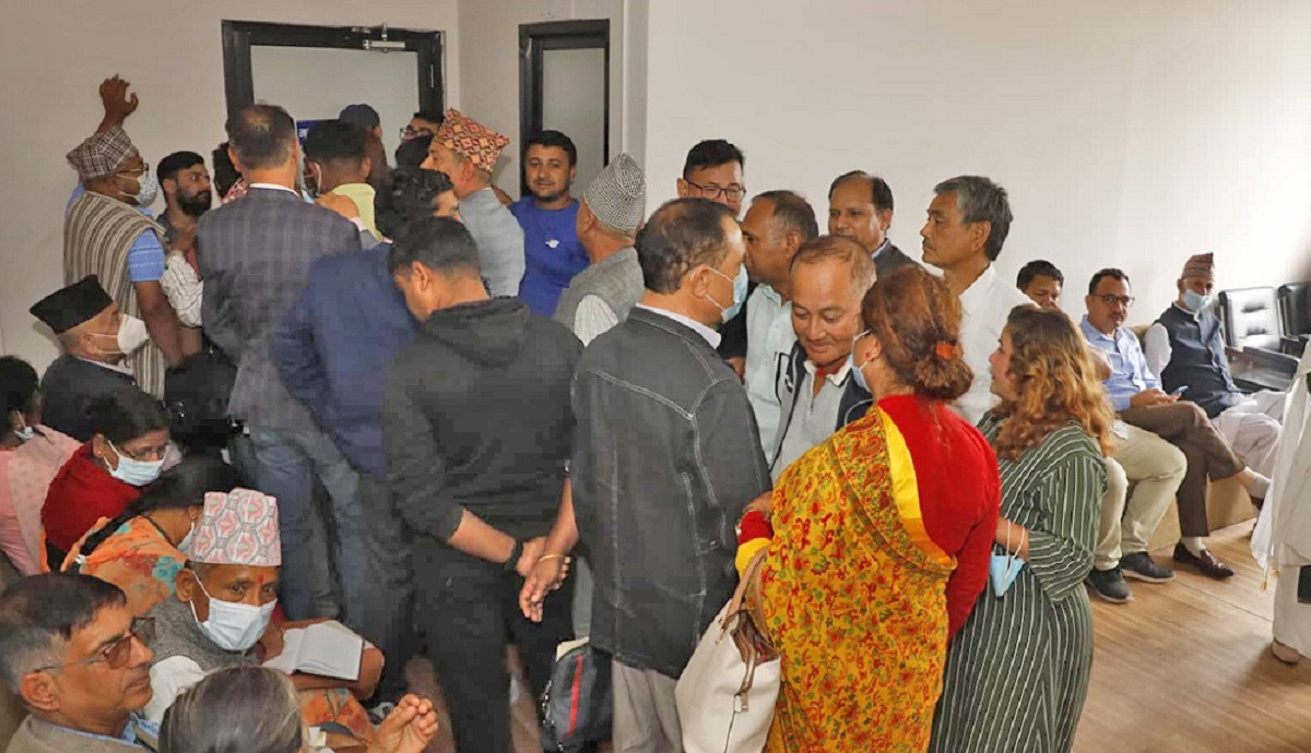 कांग्रेस कार्यालयमा दिनहुँ घुइँचो, के हो कारण?