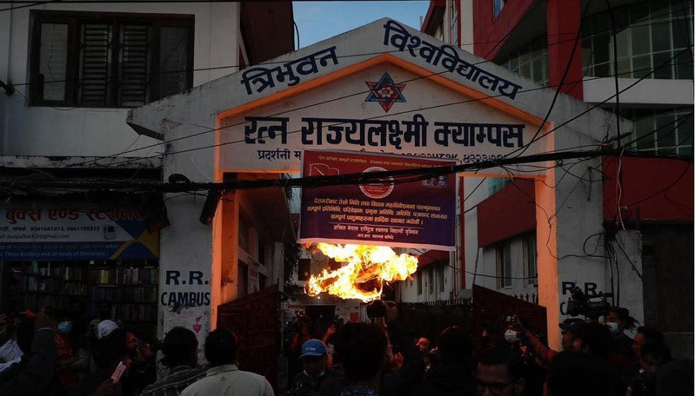एमाले कार्यकर्ता बन्न खोजेपछि राष्ट्रपति भण्डारीको चौतर्फी विरोध, गरियो पुत्ला दहन  