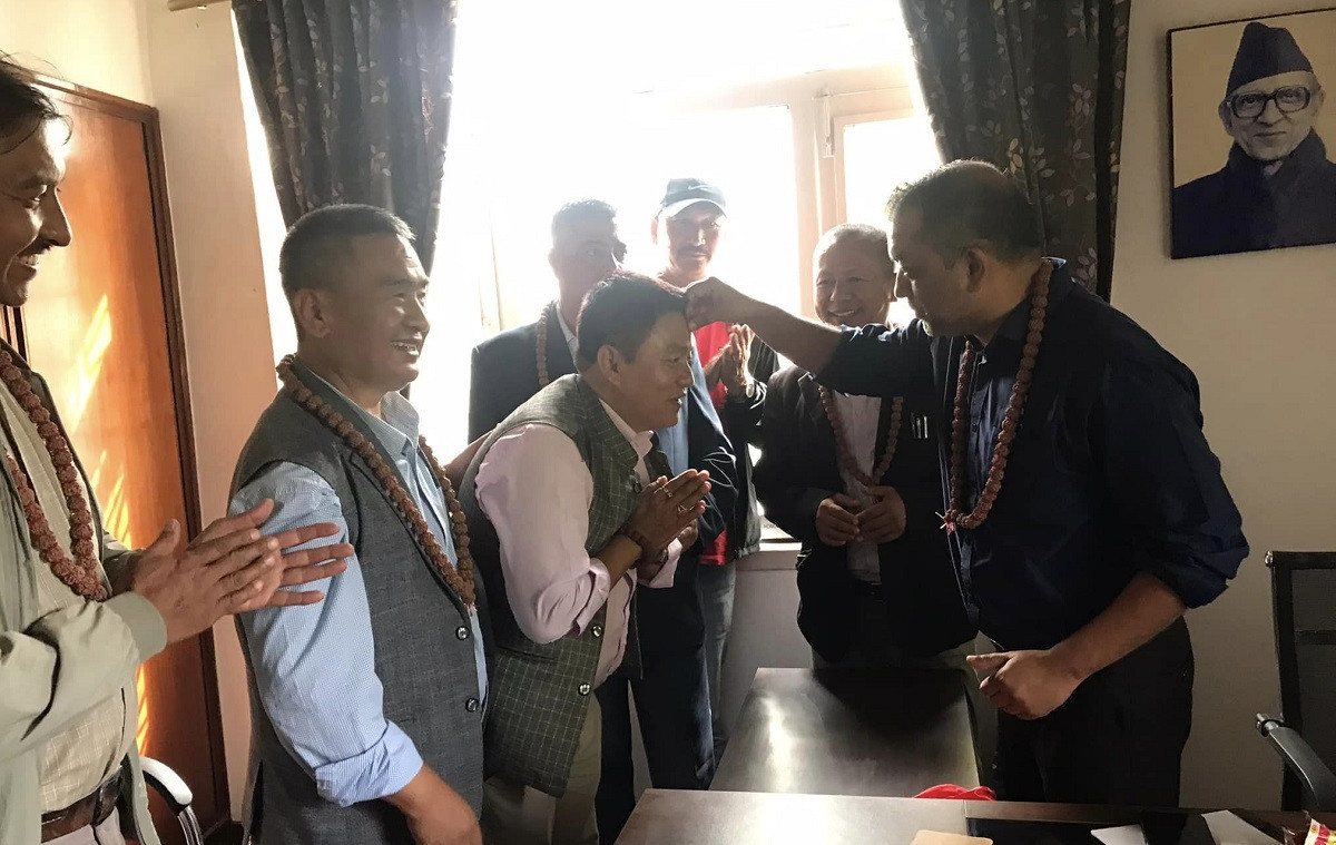 जसपाका कोषाध्यक्ष कांग्रेस प्रवेश, गगनले गरे स्वागत 