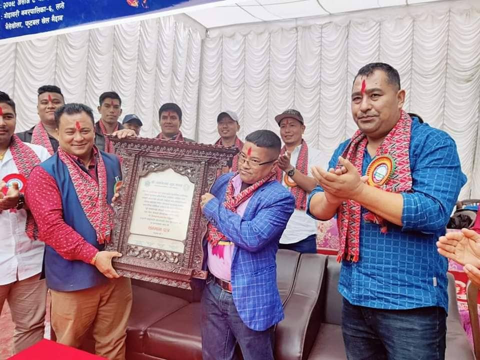 खेलकुदमा विशेष योगदान गरेबापत कांग्रेसका लोकप्रिय युबा नेता मीनकृष्ण महर्जन सम्मानित