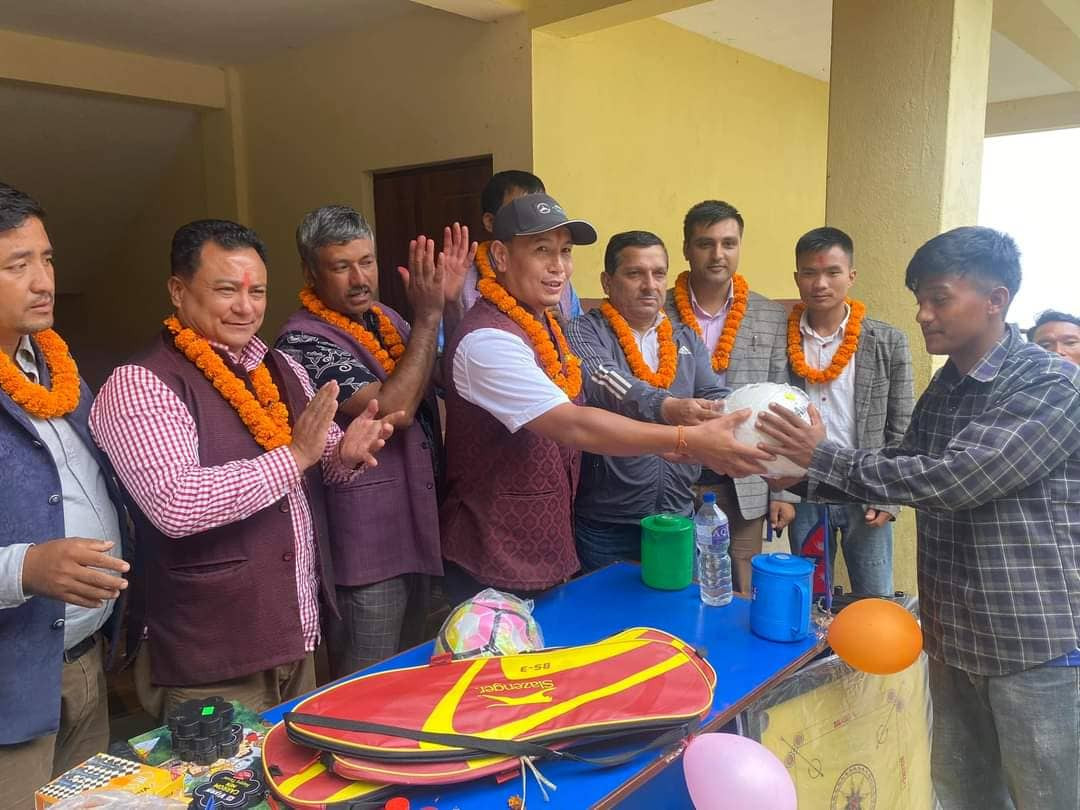 नेपाली कांग्रेसका लोकप्रिय युवा नेता मीनकृष्ण महर्जनले गरे १ लाख बराबरको खेलकुद सामाग्री प्रदान